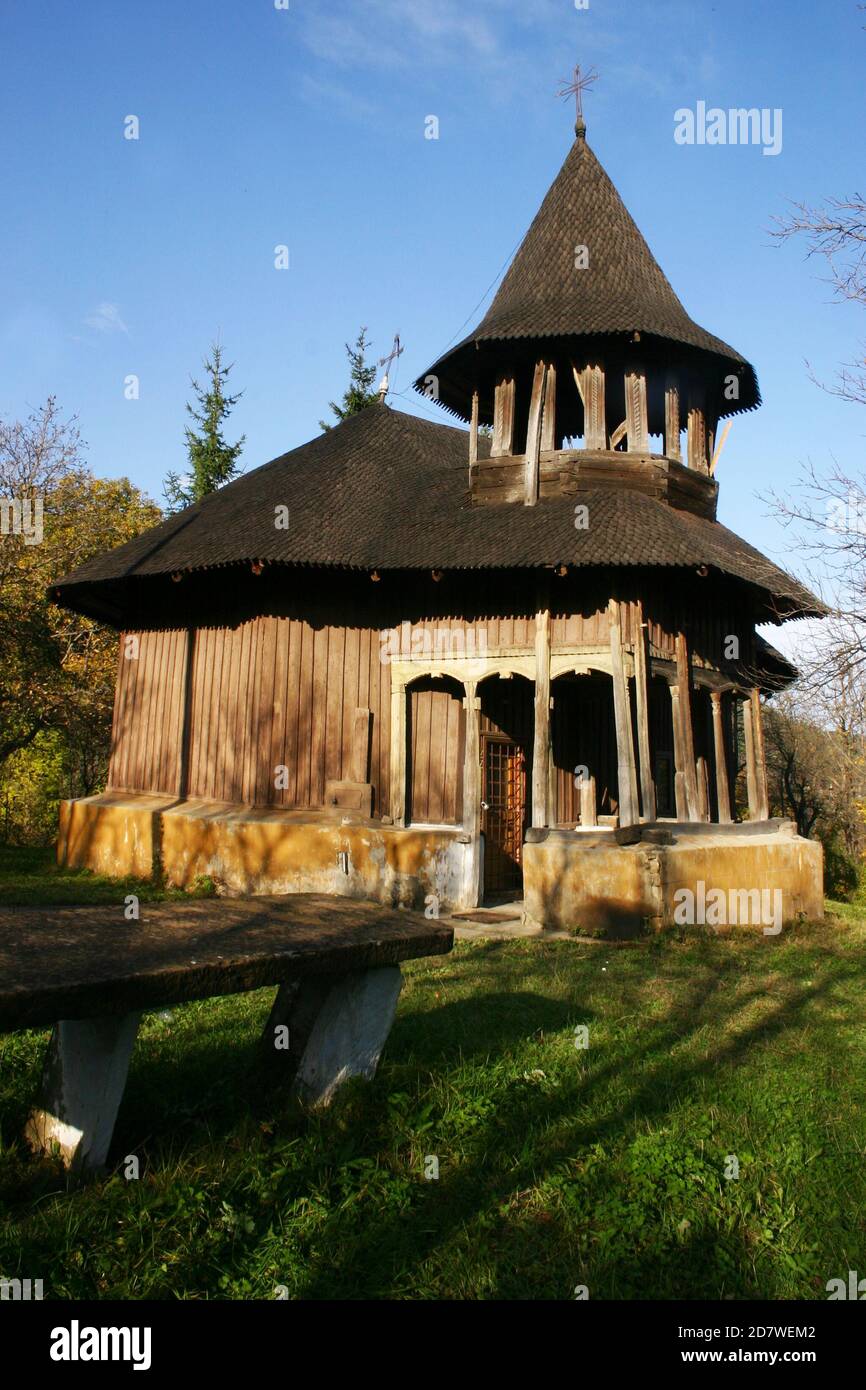 Valea Sarii, Provincia de Vrancea, Rumania. Vista exterior de la iglesia de madera ortodoxa cristiana del siglo 18 (monumento histórico) antes de la restauración. Foto de stock