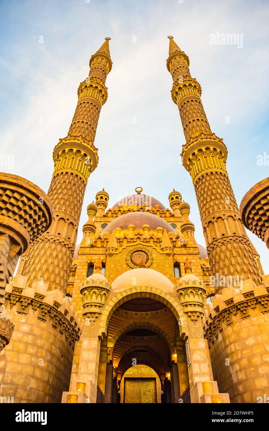 Mezquita al Mustafa en el casco antiguo de Sharm el Sheikh, Egipto. Una de las principales atracciones turísticas con una magnífica arquitectura Foto de stock