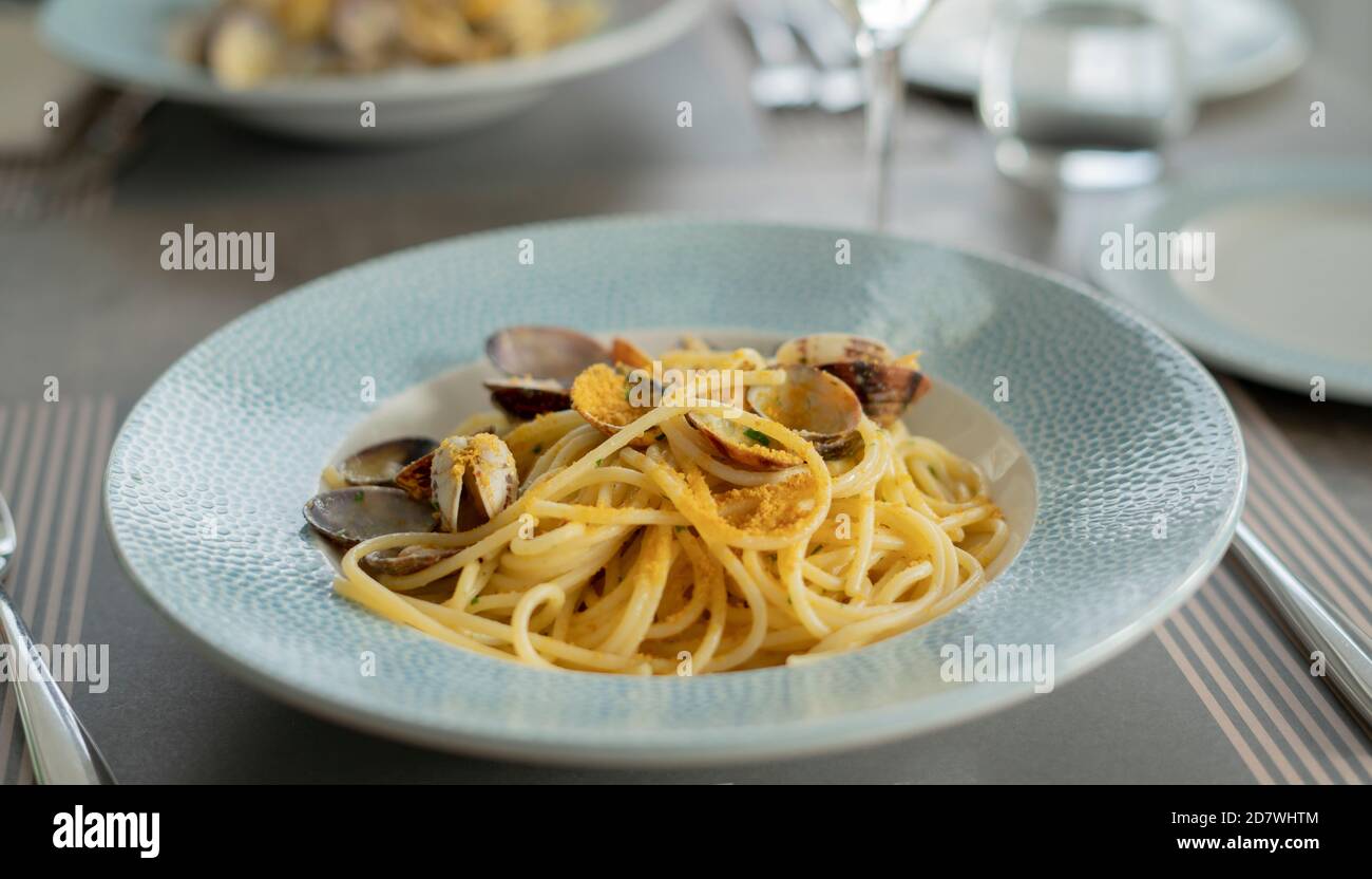 Spaghetti pasta con almejas y bottarga, comida mediterránea Foto de stock