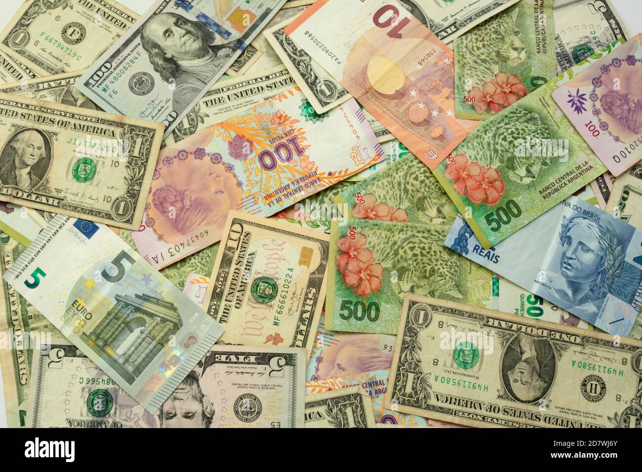 agradable cemento Doméstico Billetes, el peso argentino, el euro, el Brasil Real y los dólares  estadounidenses en la misma mesa Fotografía de stock - Alamy