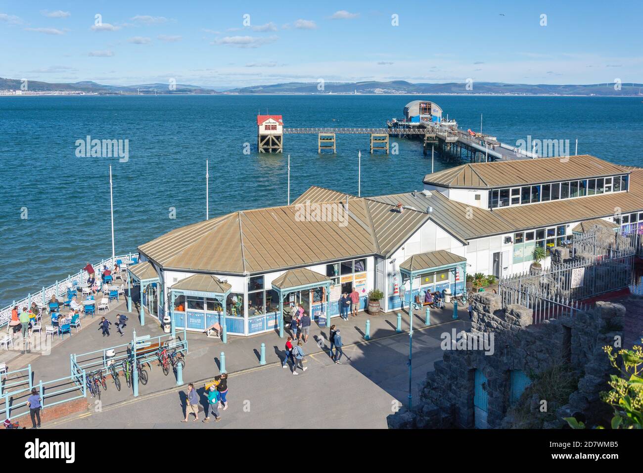 Mumbles Pier y Beach Hut Cafe, Mumbles Road, The Mumbles, Swansea (Abertawe), Ciudad y Condado de Swansea, Gales, Reino Unido Foto de stock