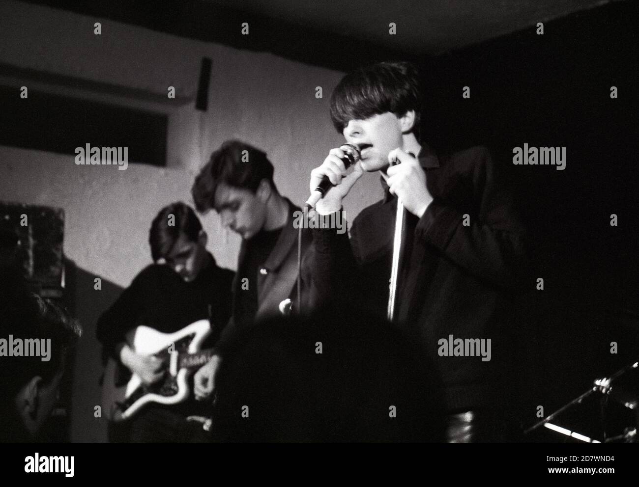 Bobby Gillespie, Robert Young y Paul Harte de Primal Scream actuando en el wellhead Inn, Wendover, Inglaterra, 20 de septiembre de 1986. Foto de stock
