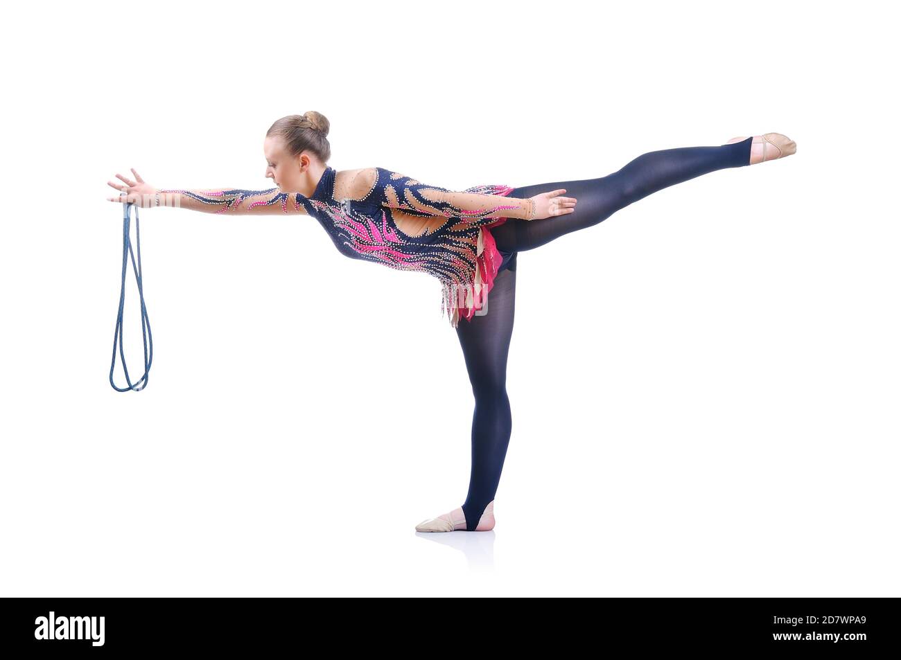 Hermosa mujer artística gimnasta trabajando, realizando el elemento de  gimnasia de arte Fotografía de stock - Alamy