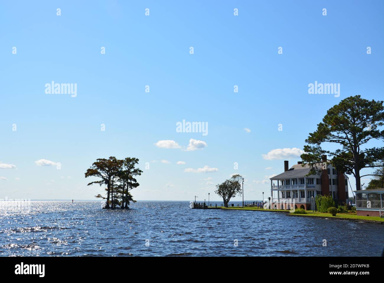 El Barker House está en la costa de la bahía en Edenton, Carolina del Norte. Foto de stock