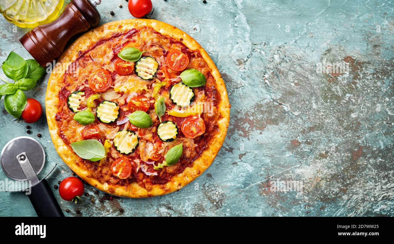 Deliciosa pizza vegetariana sobre fondo de menta Foto de stock