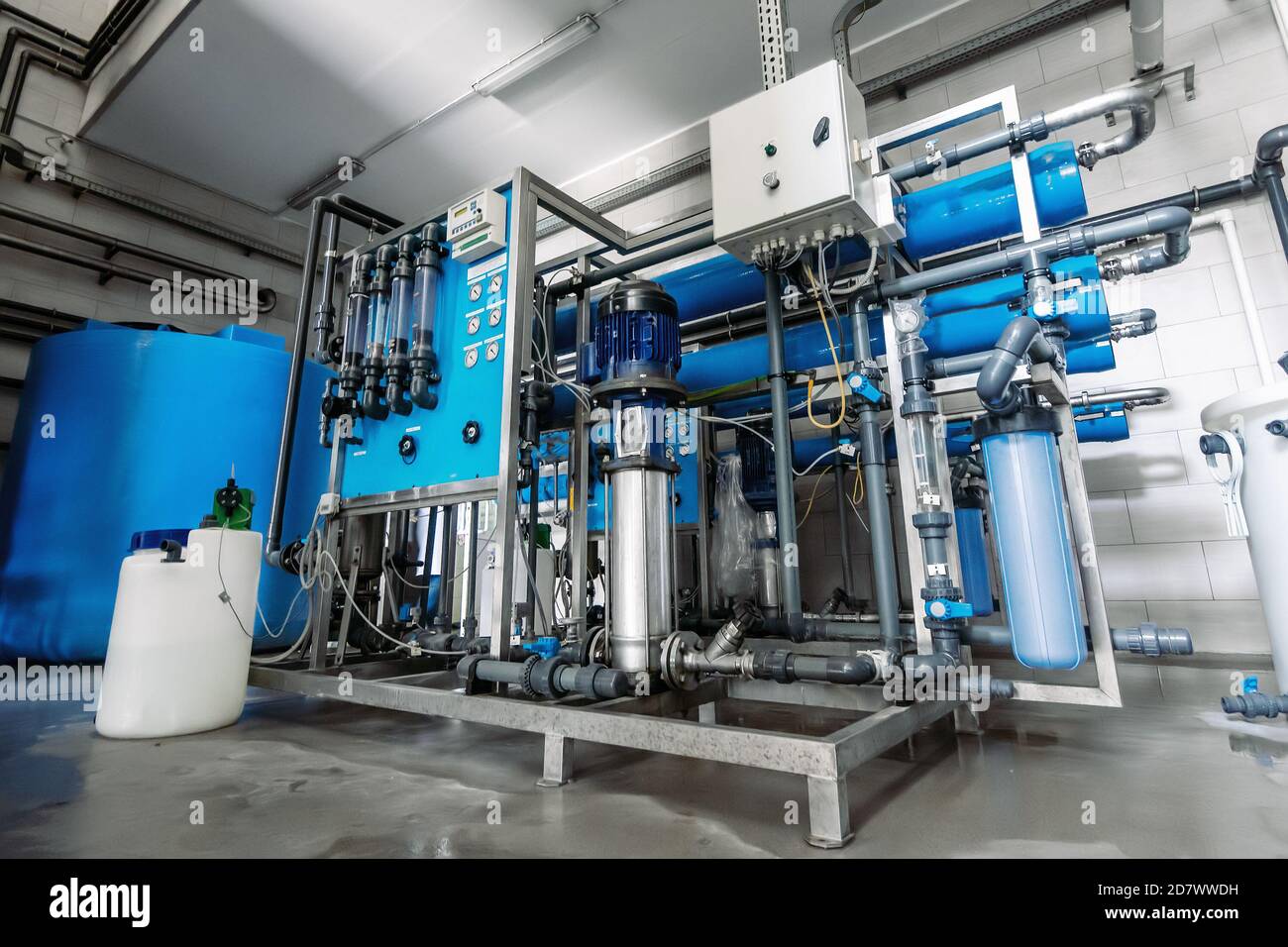 Tratamiento y filtración automáticos modernos del sistema de agua potable.  Planta o fábrica para la producción de agua potable purificada Fotografía  de stock - Alamy