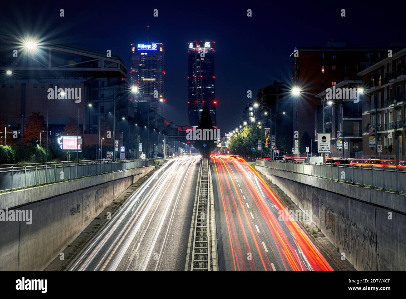 tráfico nocturno ocupado cerca del distrito de vida de la ciudad, exposición prolongada Foto de stock