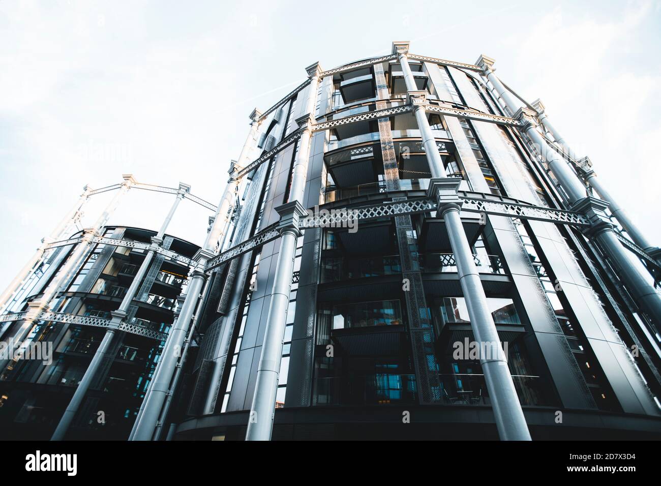 King's Cross Londres, Reino Unido, 12 de julio de 2019: Granary Square residencial edificio columnas de hierro estructura gas titular Foto de stock