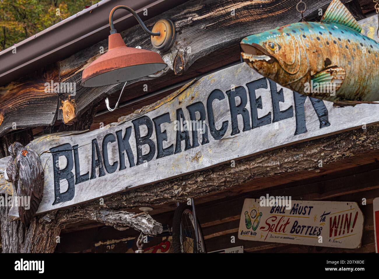 Black Bear Creek Antiques ofrece una experiencia única para los compradores de antigüedades en las Montañas Blue Ridge en Clayton, Georgia a lo largo de la autopista 76. (EE.UU.) Foto de stock
