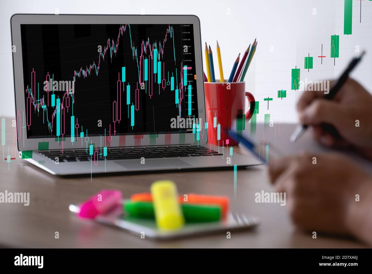 El hombre analiza gráficos de datos e informa al inversor con la  computadora y. Gráfico de tradview Finanzas Bolsa de valores Finanzas  operadores Fotografía de stock - Alamy