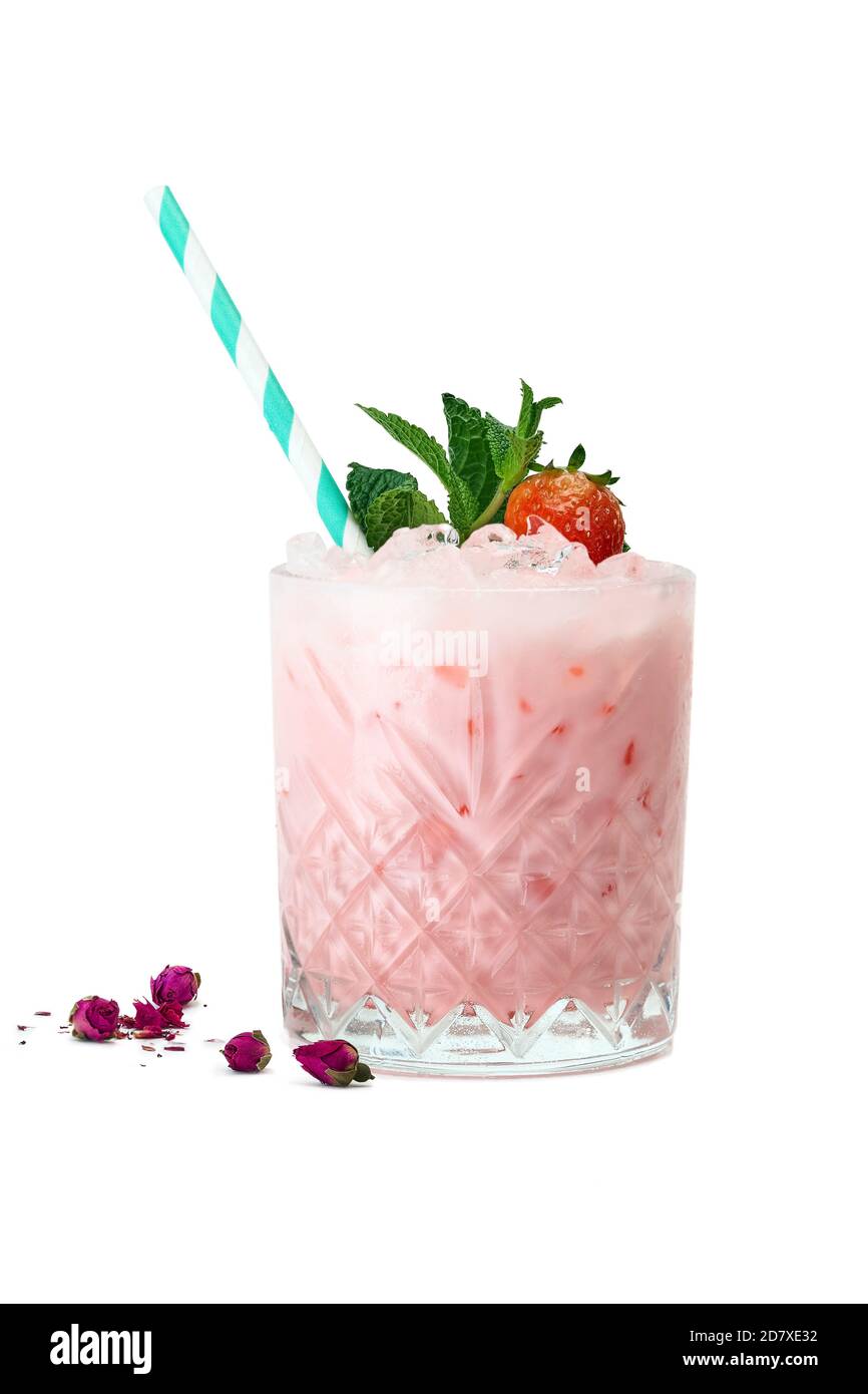 Cóctel rosa con crema y Baileys en un vaso grueso sobre un fondo blanco Foto de stock