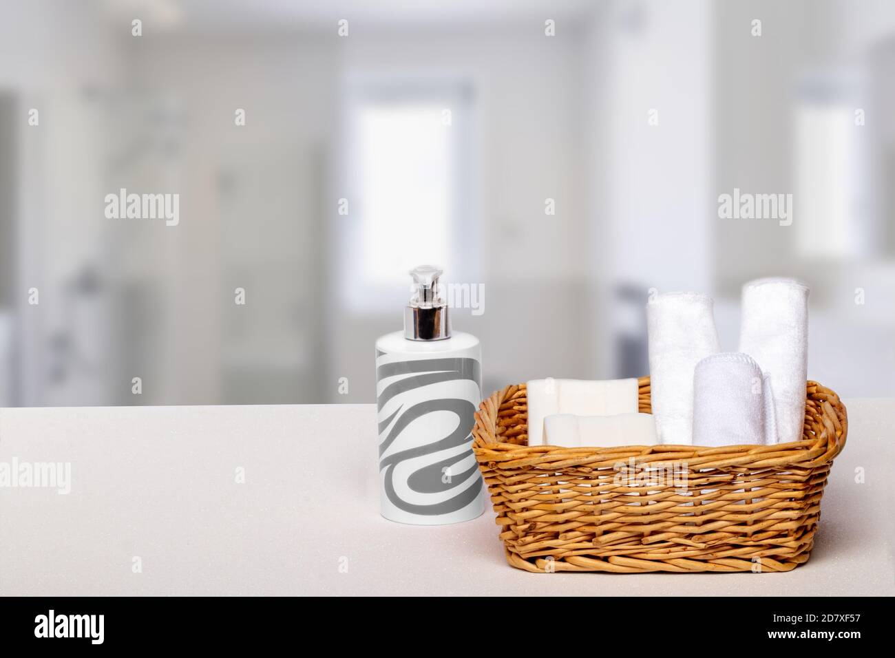 Cesta con rollos de papel higiénico, botella de jabón y plantas de limpieza  en la mesa del baño Fotografía de stock - Alamy
