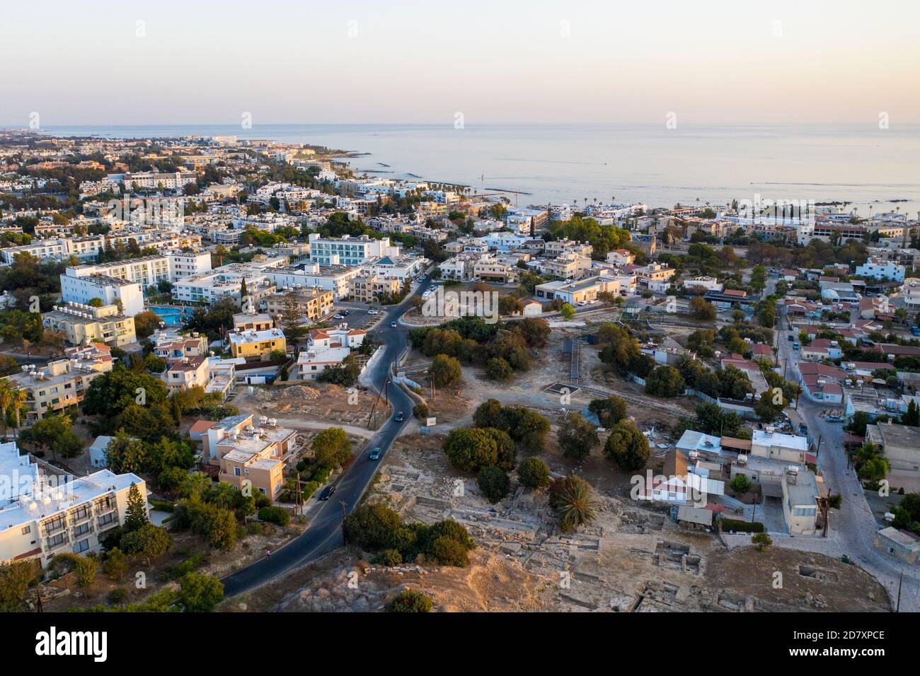 Vista aérea de Kato Paphos y la zona del puerto de Paphos, Chipre. Foto de stock