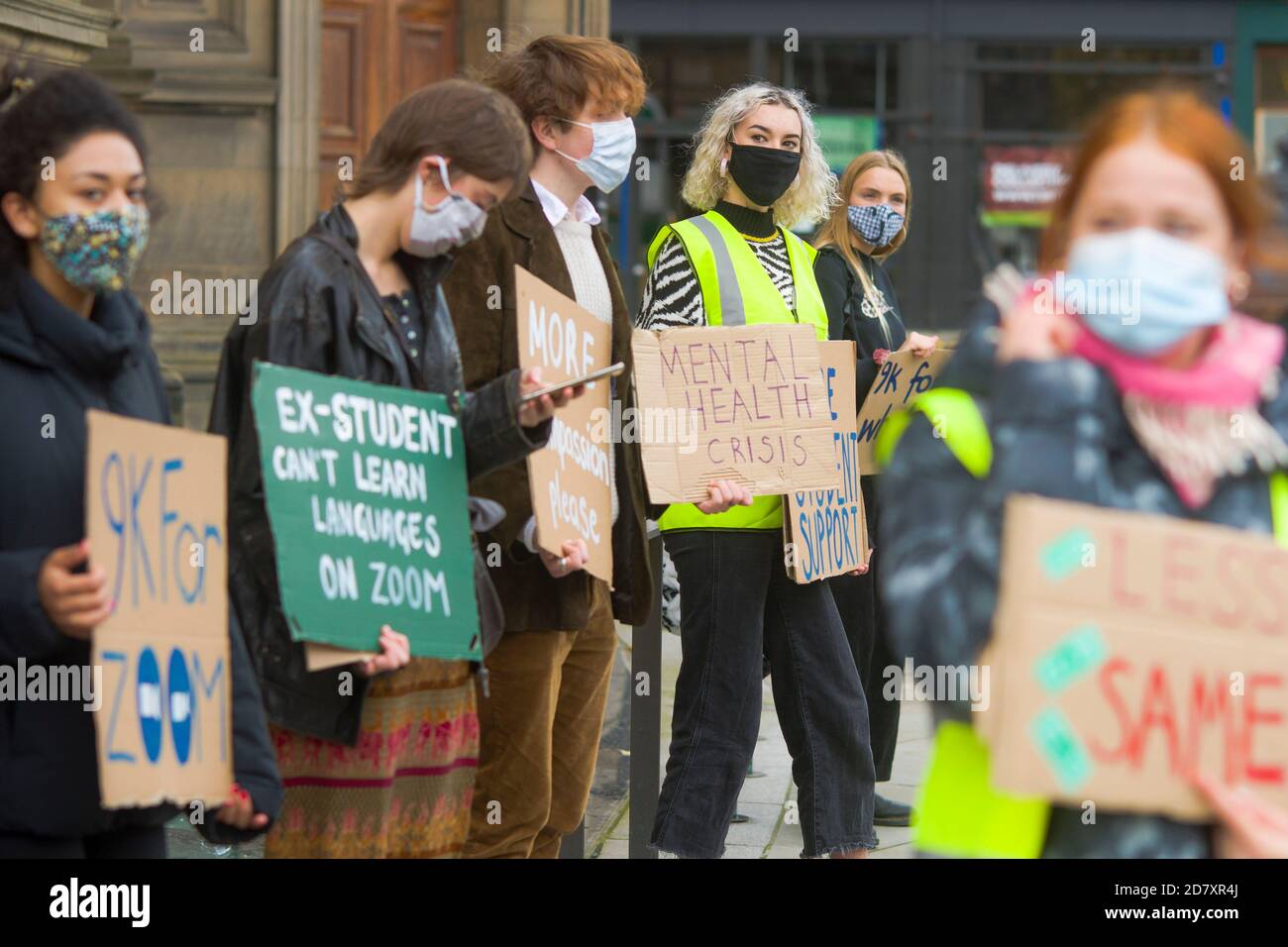 Los estudiantes de la Universidad de Edimburgo se reúnen en la plaza Bristo para protestar contra su maltrato durante la pandemia del covid-19. Ellos blasan la prestigiosa universidad por hacer "falsas promesas de aprendizaje híbrido" y dicen que los estudiantes fueron engañados, con la mayoría de la enseñanza del semestre en línea hasta ahora. Crédito: Cereza de Euan Foto de stock