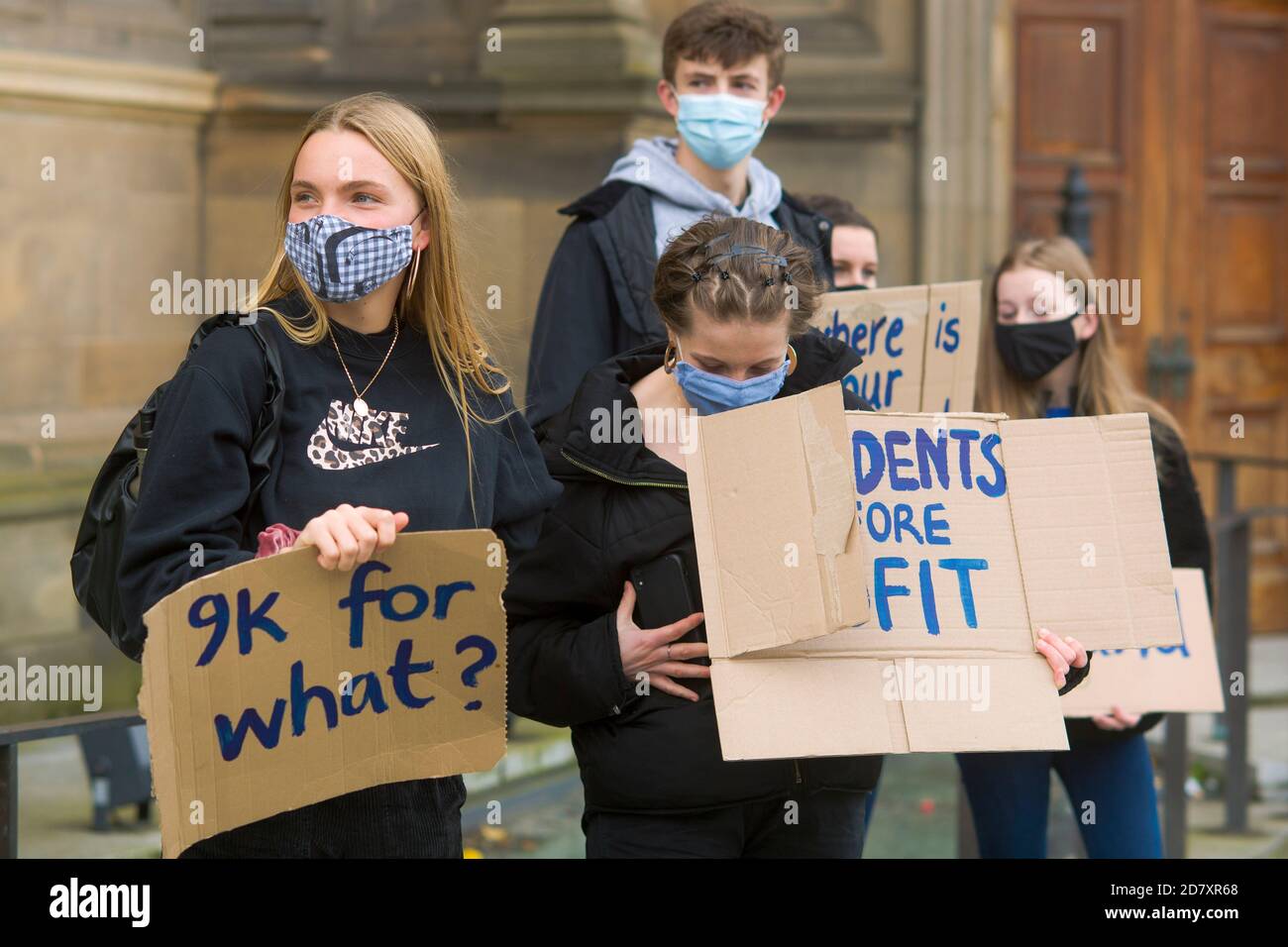 Los estudiantes de la Universidad de Edimburgo se reúnen en la plaza Bristo para protestar contra su maltrato durante la pandemia del covid-19. Ellos blasan la prestigiosa universidad por hacer "falsas promesas de aprendizaje híbrido" y dicen que los estudiantes fueron engañados, con la mayoría de la enseñanza del semestre en línea hasta ahora. Crédito: Cereza de Euan Foto de stock