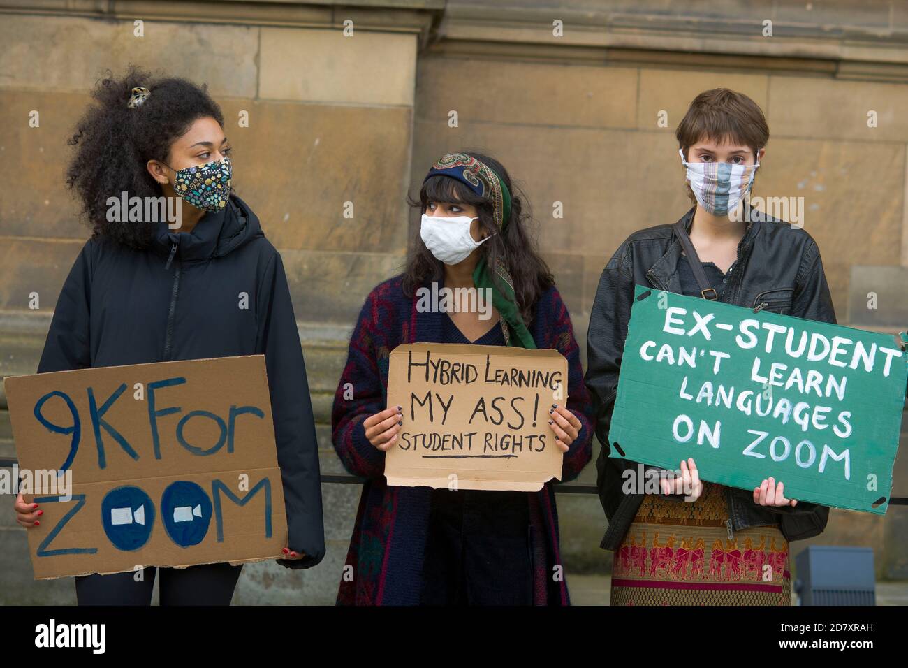 Los estudiantes de la Universidad de Edimburgo se reúnen en la plaza Bristo para protestar contra su maltrato durante la pandemia del covid-19. Ellos blasan la prestigiosa universidad por hacer "falsas promesas de aprendizaje híbrido" y dicen que los estudiantes fueron engañados, con la mayoría de la enseñanza del semestre en línea hasta ahora. Crédito: Cereza de Euan Foto de stock