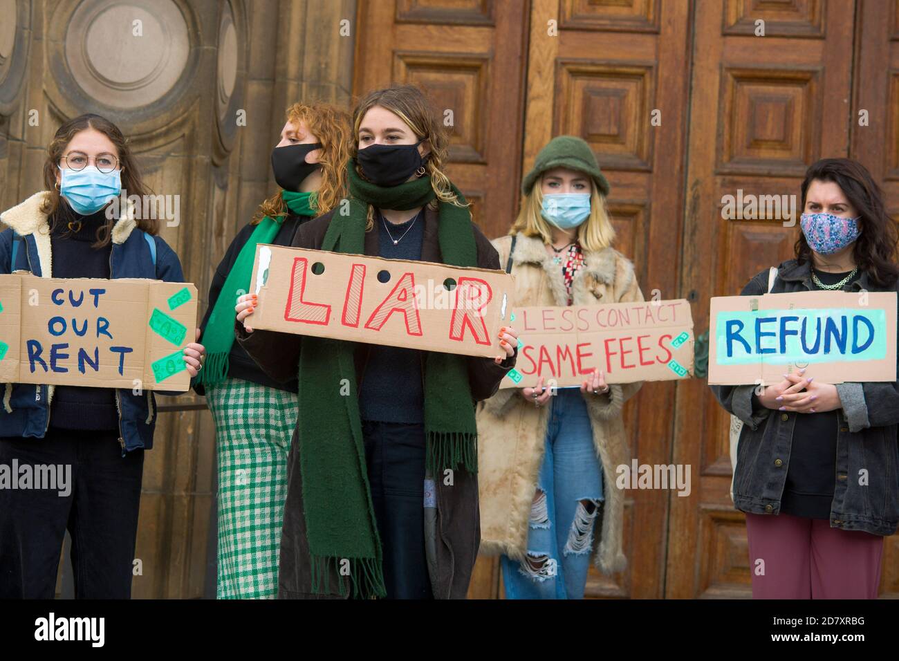 Los estudiantes de la Universidad de Edimburgo se reúnen en la plaza Bristo para protestar contra su maltrato durante la pandemia del covid-19. Ellos blasan la prestigiosa universidad por hacer "falsas promesas de aprendizaje híbrido" y dicen que los estudiantes fueron engañados, con la mayoría de la enseñanza del semestre en línea hasta ahora. Crédito: Cereza de Euan Foto de stock