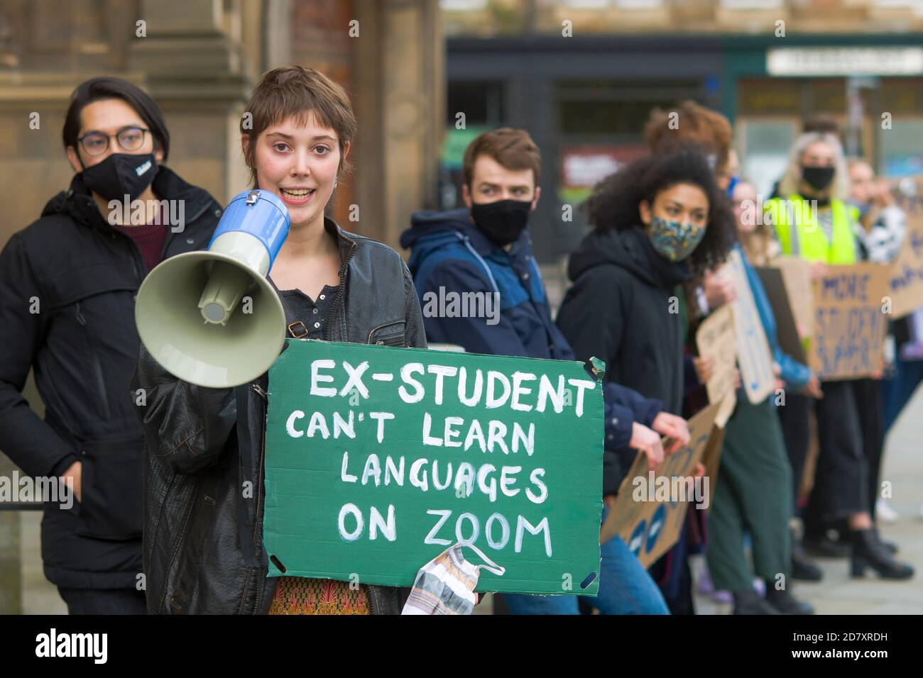 Los estudiantes de la Universidad de Edimburgo se reúnen en la plaza Bristo para protestar contra su maltrato durante la pandemia del covid-19. Ellos blasan la prestigiosa universidad por hacer "falsas promesas de aprendizaje híbrido" y dicen que los estudiantes fueron engañados, con la mayoría de la enseñanza del semestre en línea hasta ahora. Crédito: Cereza de Euan Foto de stock