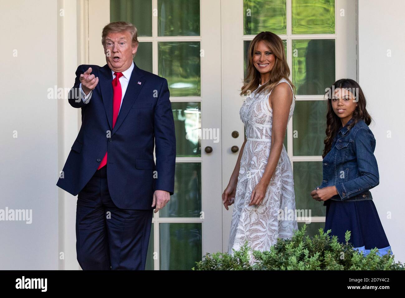 El presidente estadounidense Donald Trump se aferra a la familia del golfista Tiger Woods mientras que la primera Dama Melania Trump y la hija de Woods Sam lo siguen a la Oficina Oval después de una ceremonia en el Jardín de las Rosas de la Casa Blanca en Washington, D.C., el lunes 6 de mayo de 2019. Durante la ceremonia, Trump otorgó a Woods la Medalla Presidencial de la Libertad a Woods.la Medalla Presidencial de la Libertad es el honor más alto que un presidente de Estados Unidos puede otorgar a un civil. Woods es el cuarto golfista en recibir el premio. Crédito: Alex Edelman/The Photo Access Foto de stock