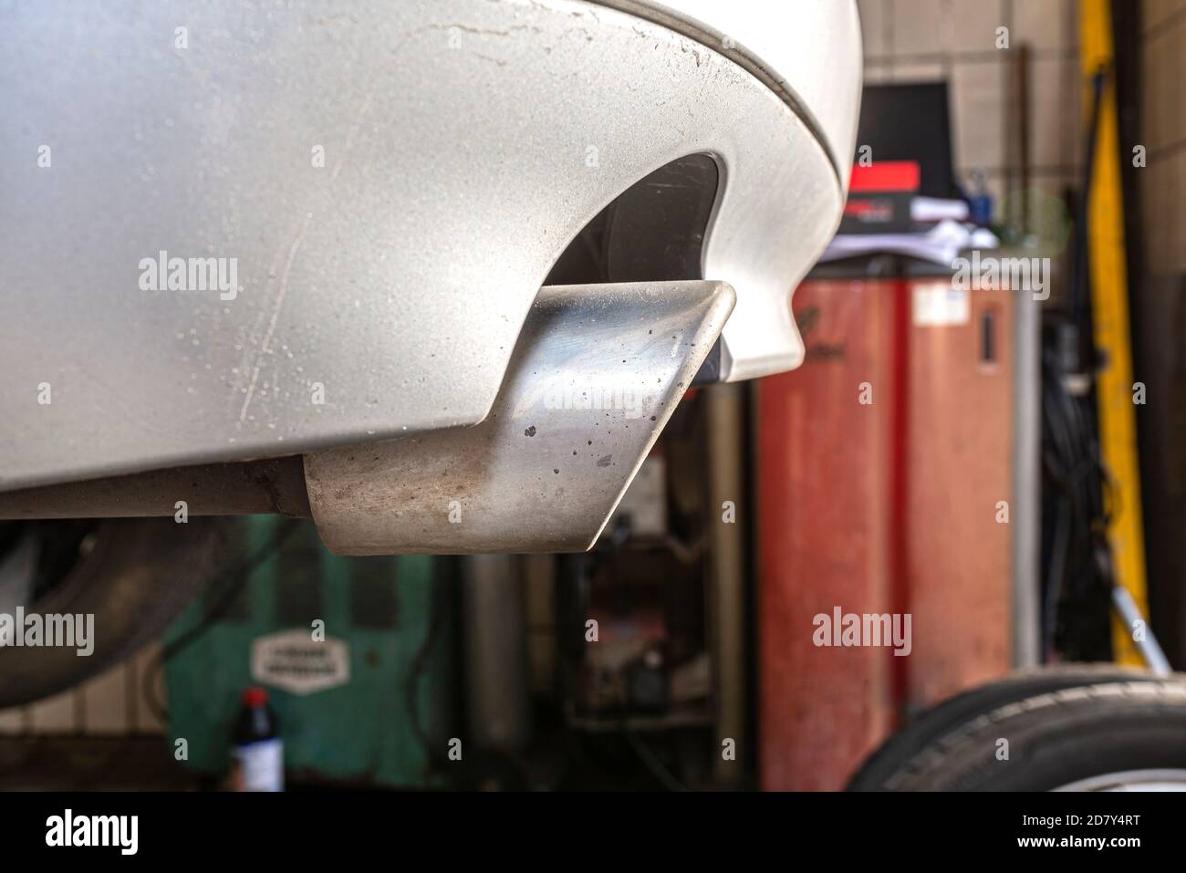 El sistema de escape en el coche diesel visto de cerca, vista desde la parte trasera del silenciador. Foto de stock