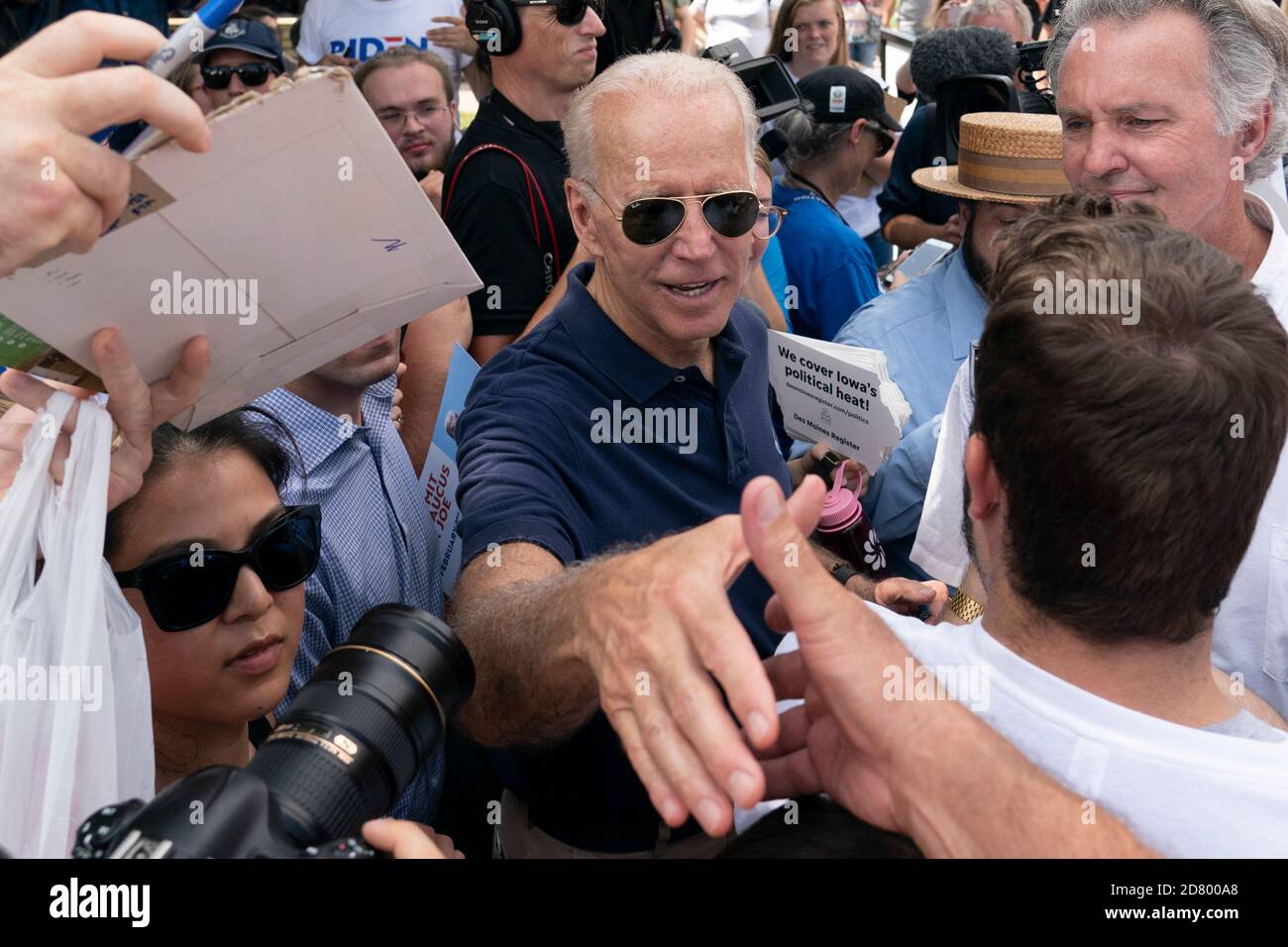 2020 el esperanzador demócrata ex vicepresidente de los Estados Unidos, Joe Biden, saluda su apoyo después de hablar en el Des Moines Register Political Soapbox en la Feria Estatal de Iowa el 8 de agosto de 2019 en Des Moines, Iowa. Crédito: Alex Edelman/The Photo Access Foto de stock