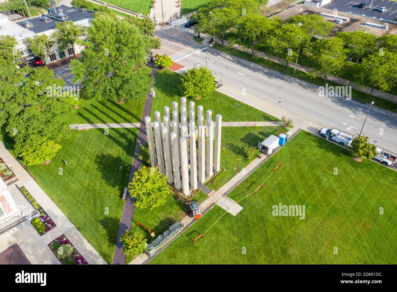 Pilares de piedra caliza, monumento conmemorativo a los veteranos del condado de Bartholomew, por Maryann Thompson Architects, 1997, Columbus, Indiana, EE.UU Foto de stock