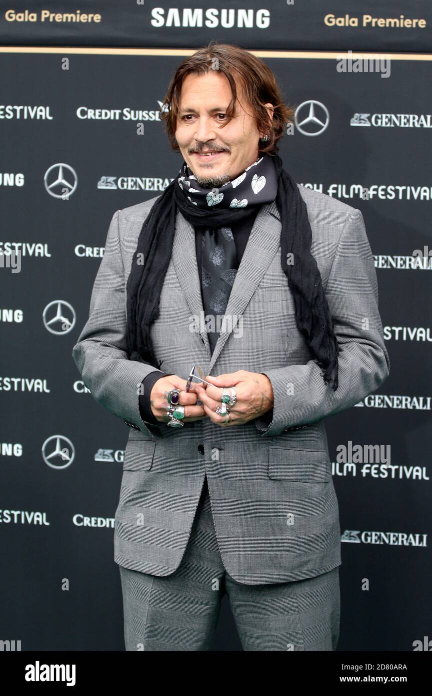 Johnny Depp asiste al estreno de 'Crock of Gold: A few rounds with Shane McGowan' durante el 16 Festival de Cine de Zurich en Kino Corso el 02 de octubre de 2020 en Zurich, Suiza. Foto de stock