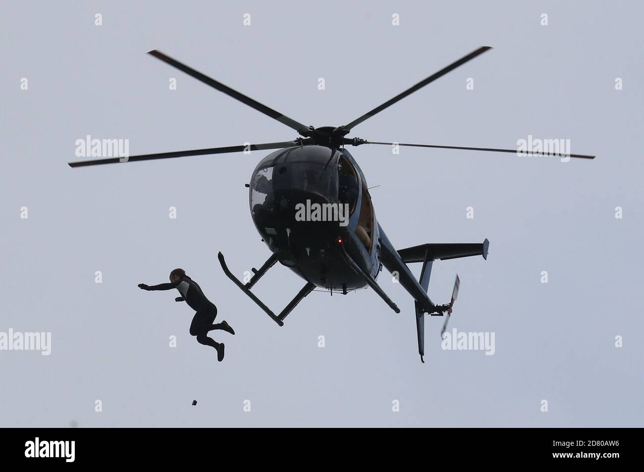 DISTANCIA de modificación DE RETRANSMISIÓN alcanzada en salto a 40m. El ex paracaidista John bream intenta obtener el récord de salto más alto sin paracaídas saltando a 40m de un helicóptero al mar frente a Hayling Island en Hampshire. Foto de stock