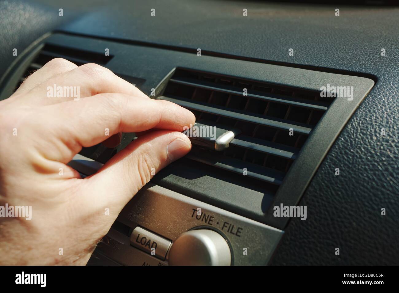 Primer plano de las rejillas del ventilador o del aire acondicionado en el  panel del coche Fotografía de stock - Alamy