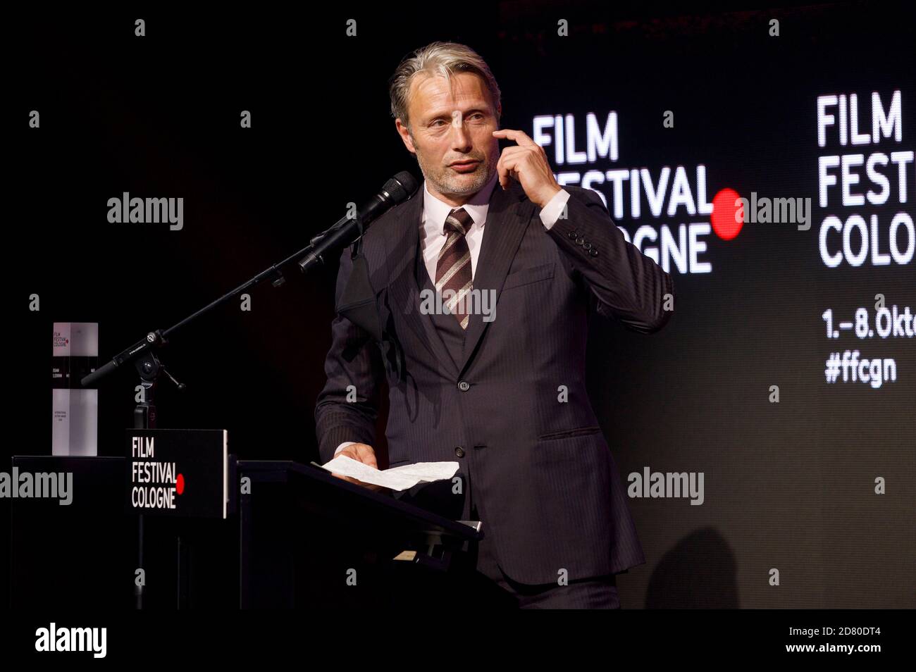 Mads Mikkelsen asiste al Festival de Cine de Colonia 2020 en el 30º Festival de Cine de Colonia 2020 en Palladium el 8 de octubre de 2020 en Colonia, Alemania Foto de stock