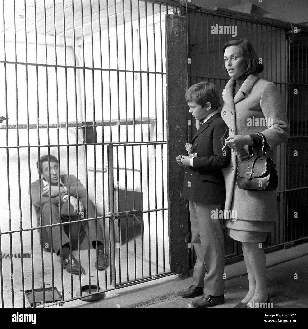 La actriz Lucia Bose (Lucia Borloni) al zoológico con su hijo Miguel y su  ex novio Walter Chiari (Walter Annichiarico), Milán, 4 de mayo de 1966. ---  Milán, 05/04/1966. Nella foto: l'attrice