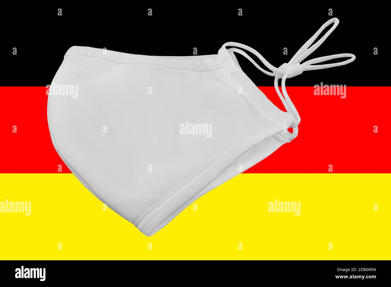 Máscara protectora KN 95 y fondo de la bandera alemana Foto de stock