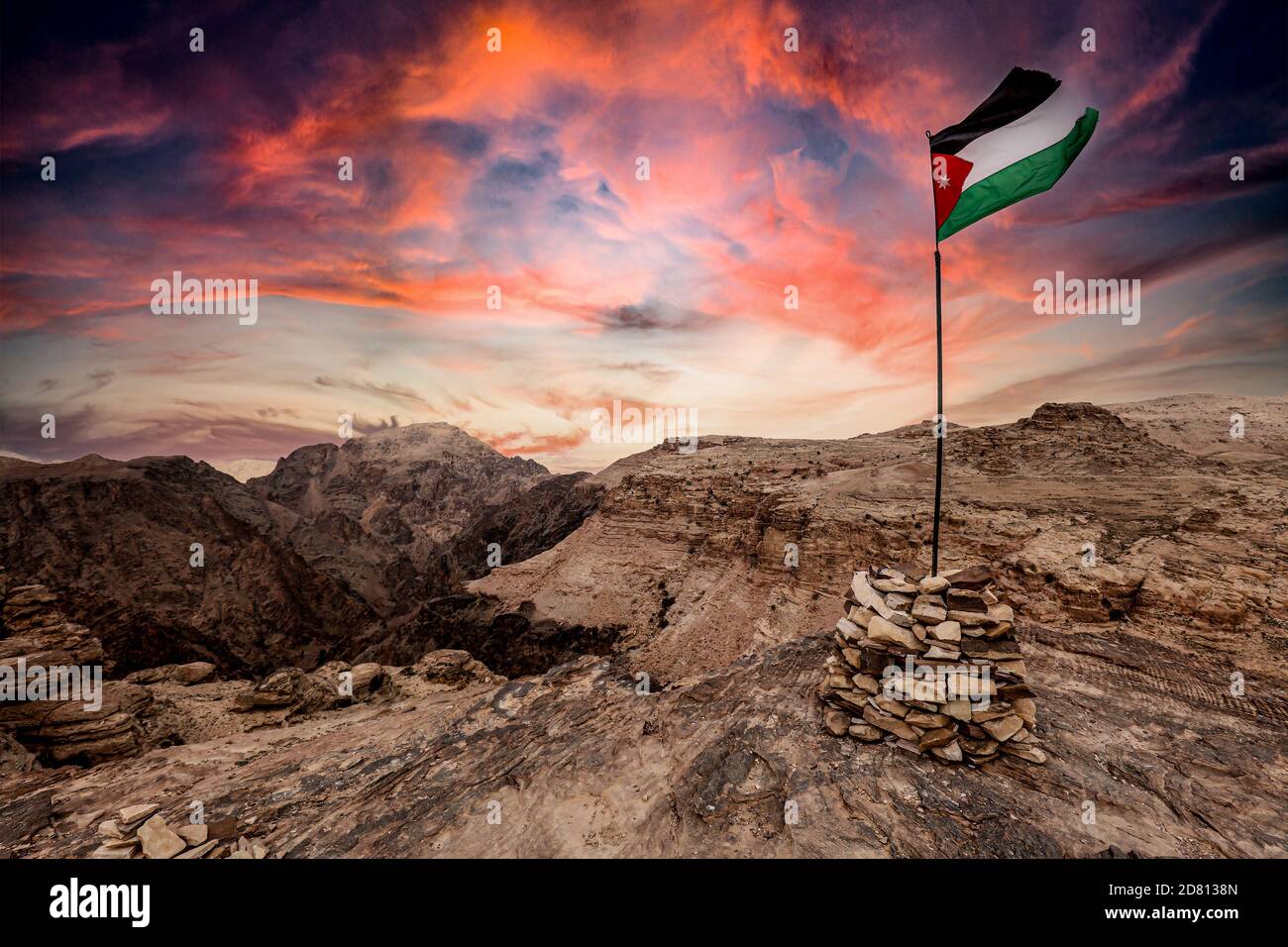 bandera jordana en las montañas cerca de petra. espectacular cielo al atardecer. Foto de stock
