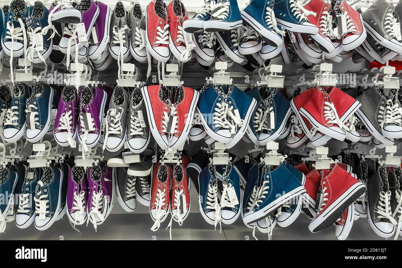 Shoe sale sneakers store in fotografías e imágenes de alta resolución -  Alamy