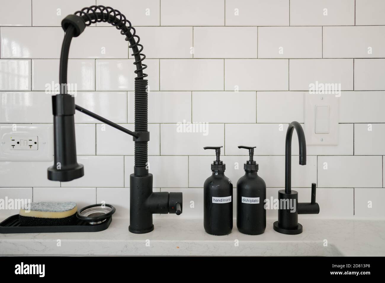 Fregadero de la cocina con accesorios negros y jabón Fotografía de stock -  Alamy
