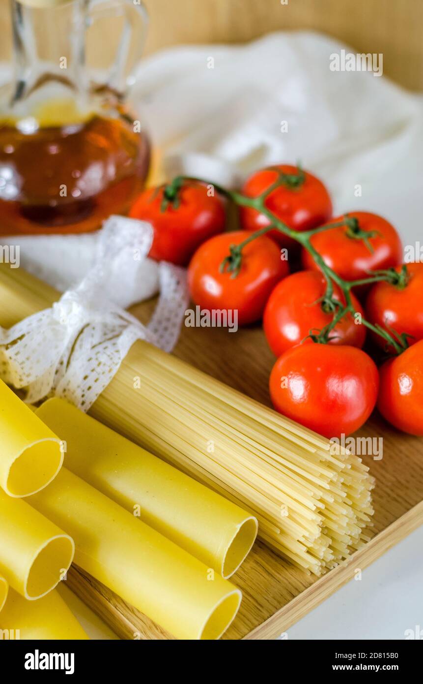 Pasta, canelones crudos y espaguetis para cocinar platos italianos Foto de stock