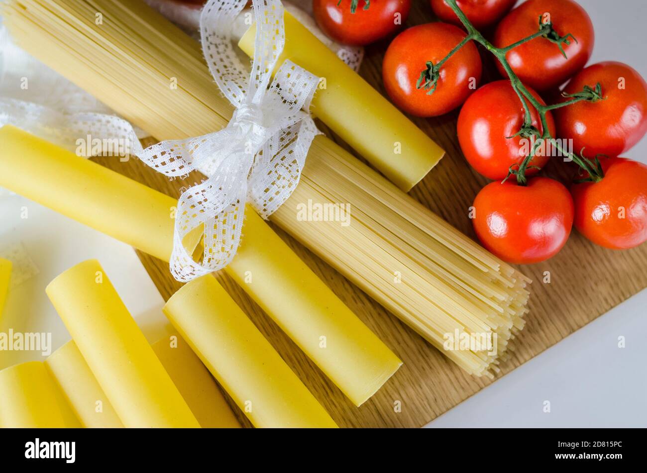 Pasta, canelones crudos y espaguetis para cocinar platos italianos Foto de stock