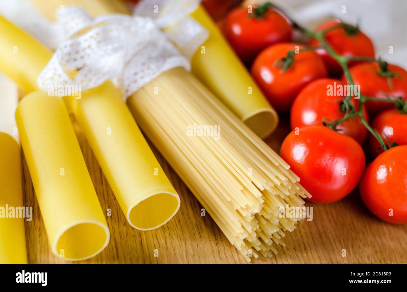 Pasta, canelones crudos y espaguetis para cocinar platos italianos Foto de stock