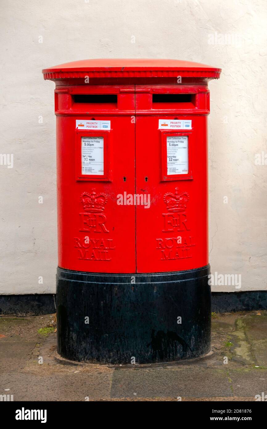 Una tradicional caja de correo de Royal Mail con doble fachada roja Las cajas etiquetadas como Prority Postbox 'Upporting the NHS2 in North Yorkshire Inglaterra Reino Unido Foto de stock