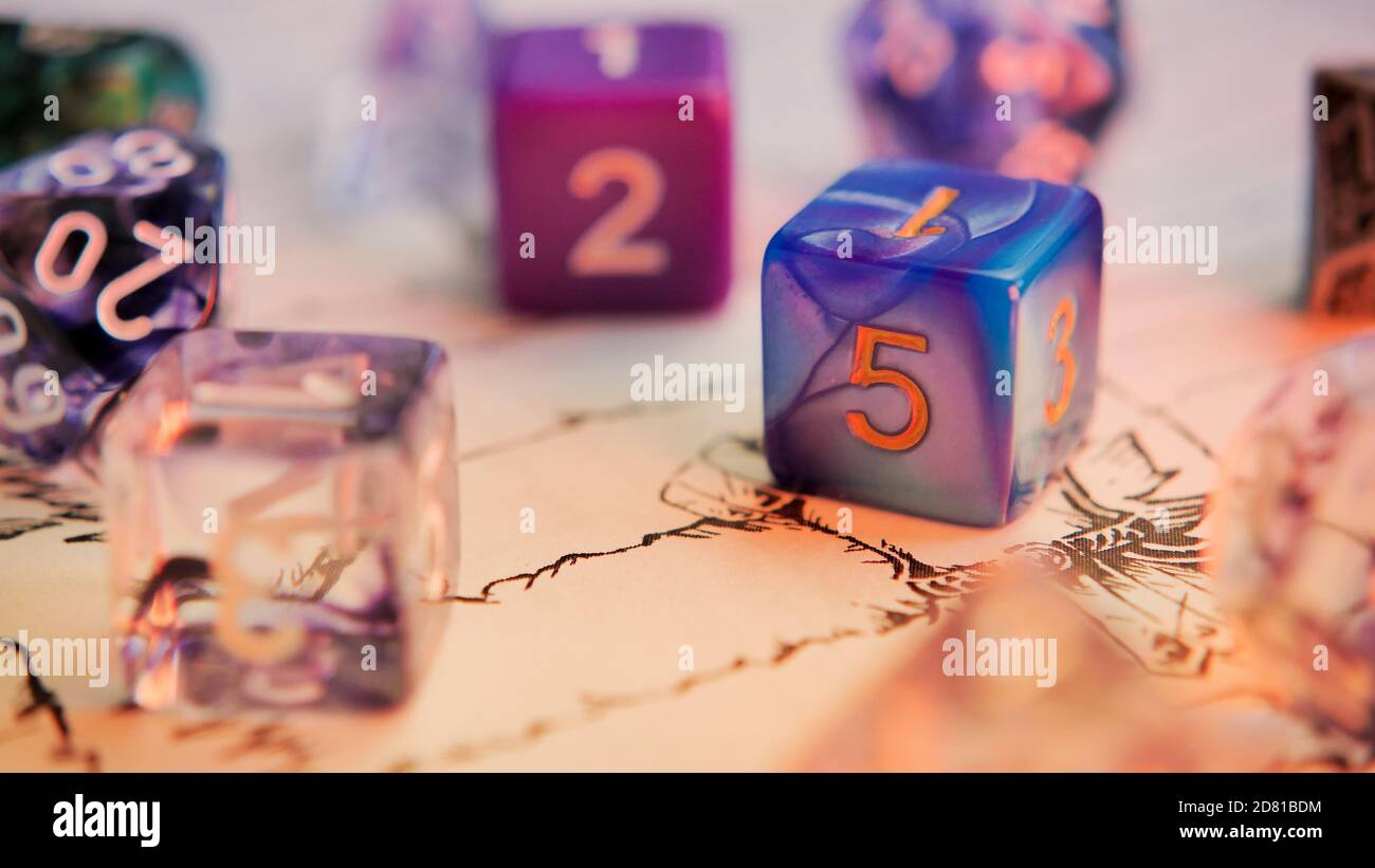 Atributos Do Jogo De Mesa RPG, Como Dados Poliédricos, Saco De Dados E  Poção, Em Uma Mesa De Madeira Na Luz Quente Foto Royalty Free, Gravuras,  Imagens e Banco de fotografias. Image