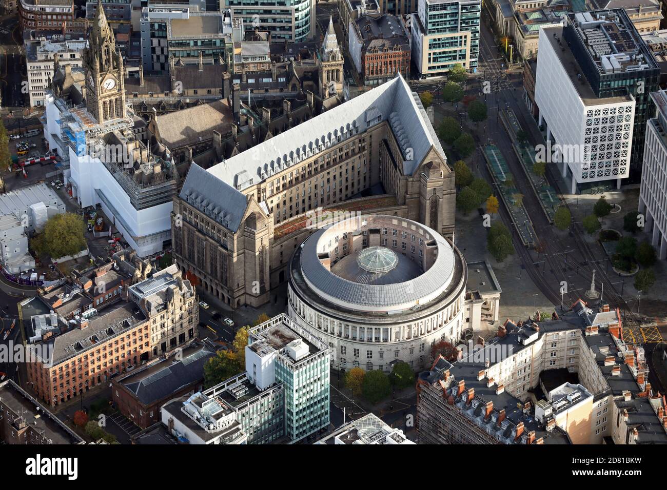 Vista aérea de los edificios de la Biblioteca Central de Manchester y del Ayuntamiento Foto de stock