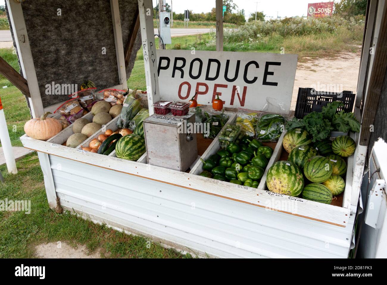 Un puesto de productos en la carretera que vende frutas y verduras en el sistema de honor. Millerville Minnesota MN EE.UU Foto de stock