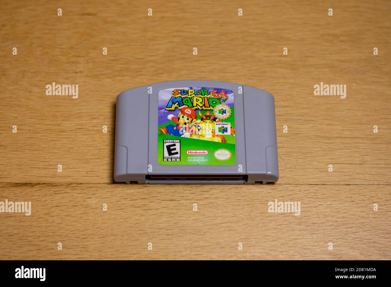 Un cartucho de Super Mario 64 para la Nintendo 64 en un piso de madera  Fotografía de stock - Alamy