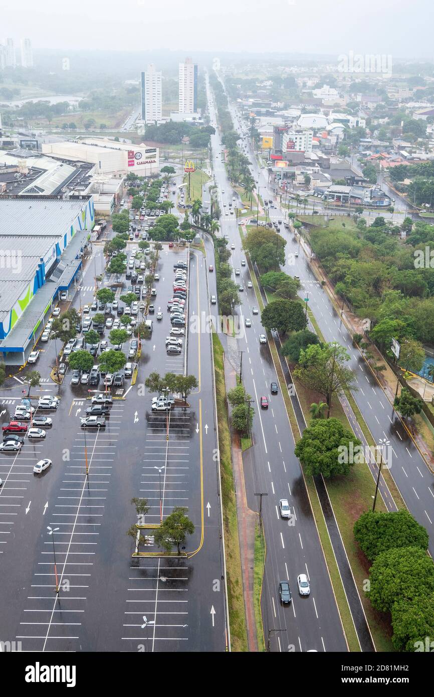 Campo Grande - MS, Brasil - 23 de octubre de 2020: Día lluvioso en la avenida Afonso pena frente al centro comercial campo Grande. Altos de la avenida principal Foto de stock