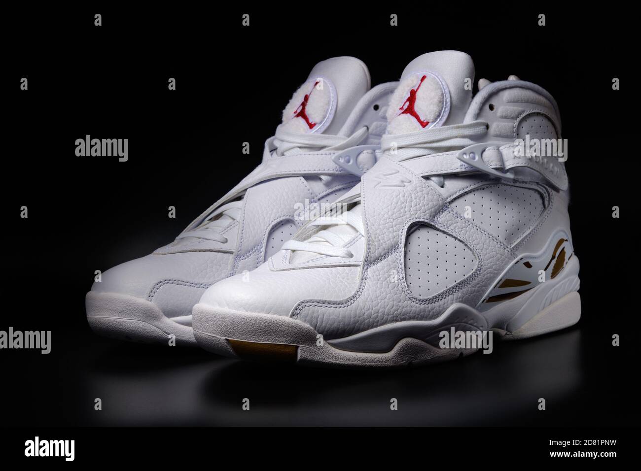 Nike Air Jordan 8 Retro OVO Drake Zapatillas de colores blancos sobre fondo  negro editorial ilustrativa Fotografía de stock - Alamy