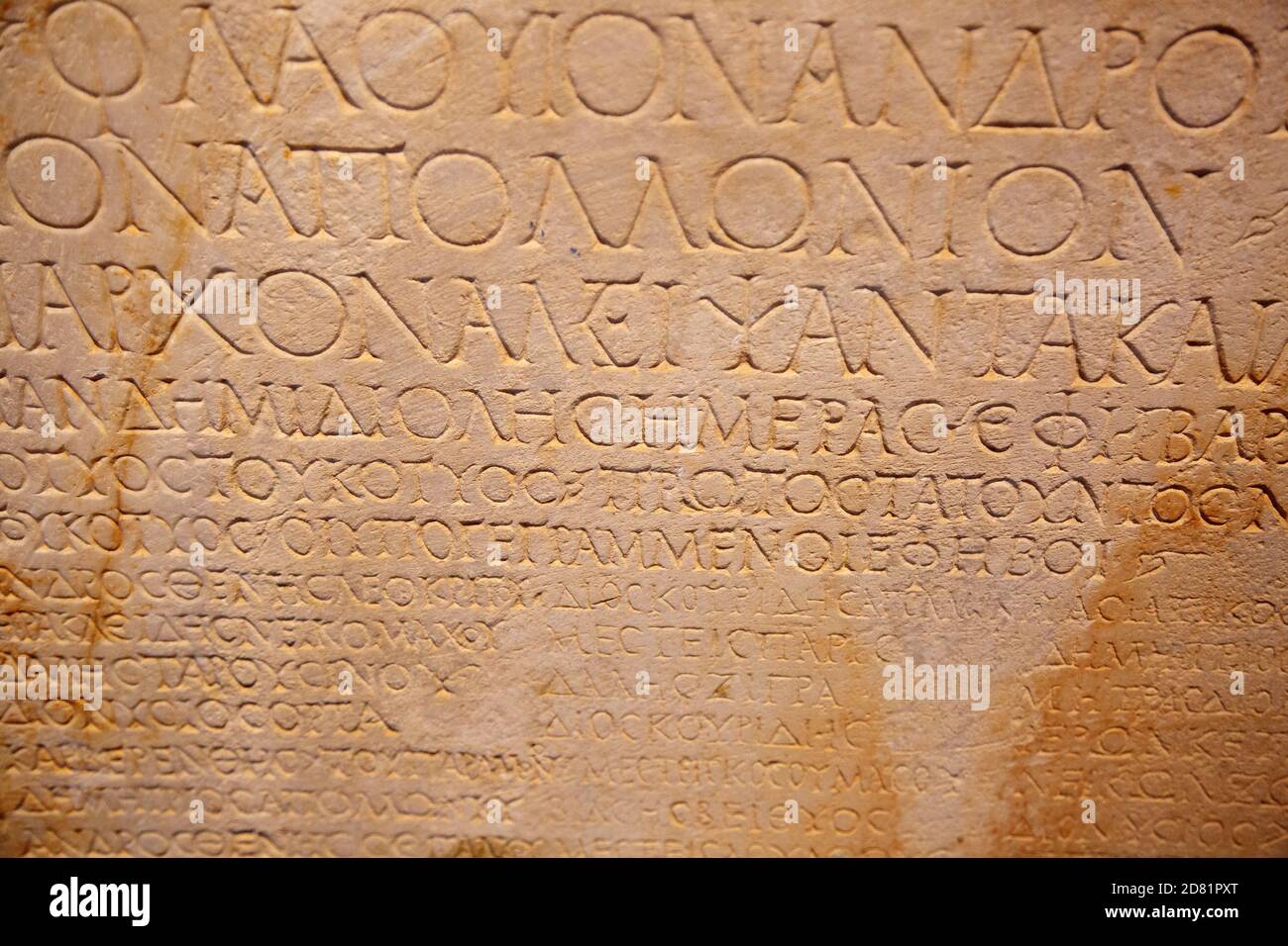 Fragmento de las antiguas letras griegas talladas en la piedra Foto de stock