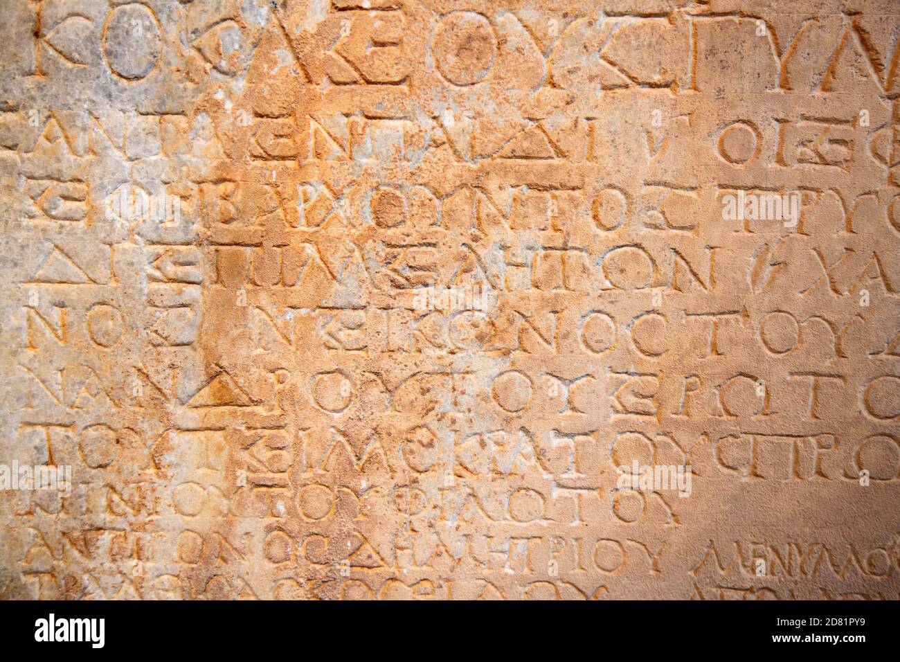 Fragmento de las antiguas letras griegas talladas en la piedra Foto de stock