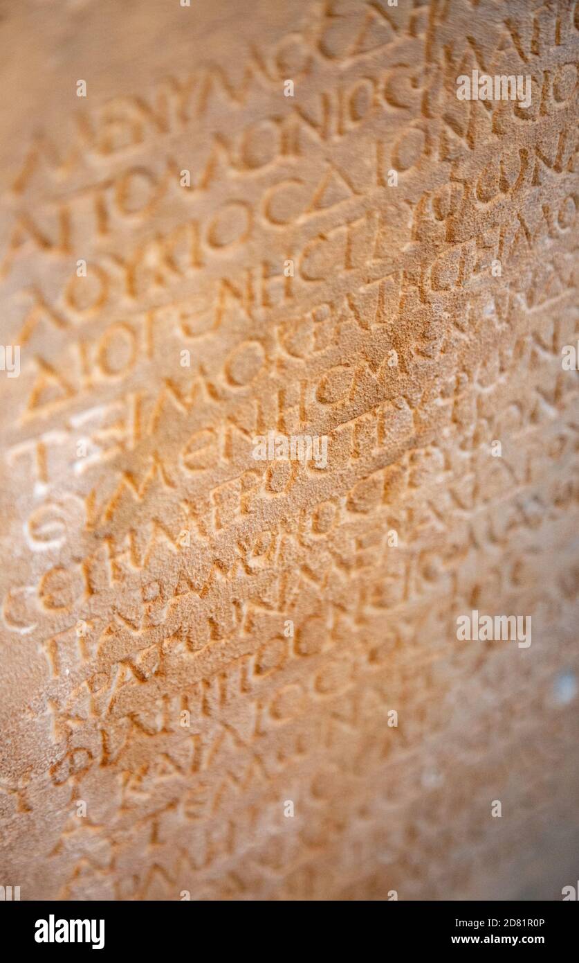 Fragmento de las antiguas letras griegas talladas en la piedra Foto de stock