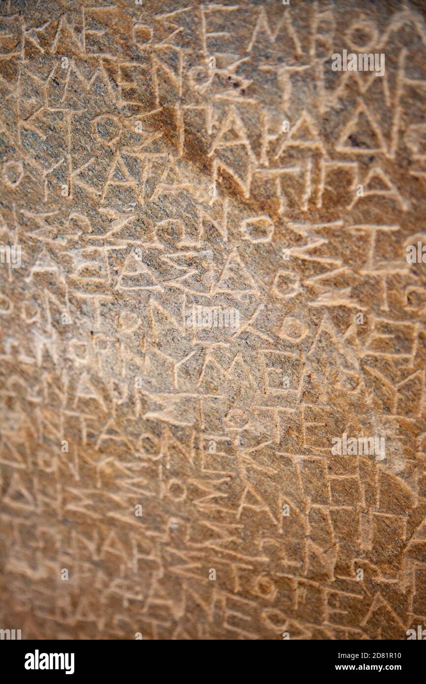 Fragmento de las antiguas letras griegas talladas en la piedra Foto de stock