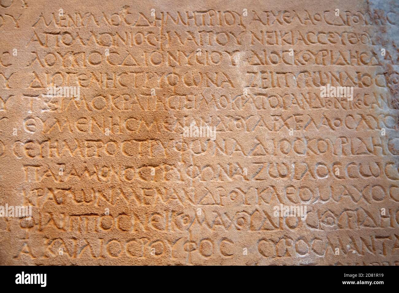 Fragmento de las antiguas letras griegas talladas en la piedra Foto de stock